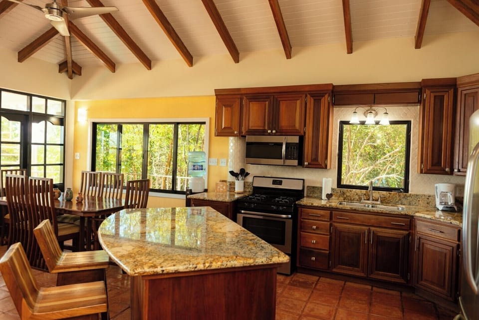 Kitchen and breakfast bar.