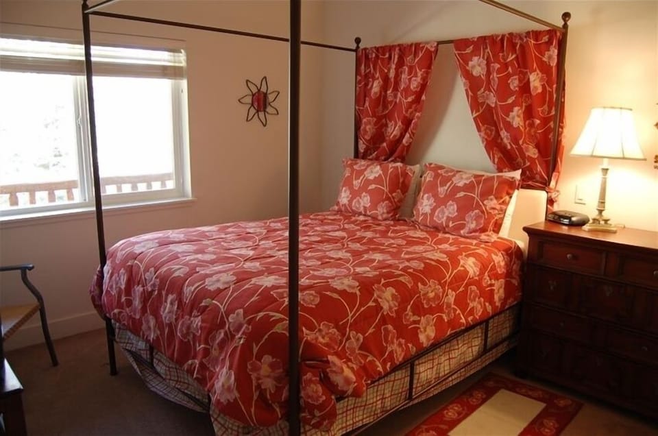 2nd bedroom with queen bed