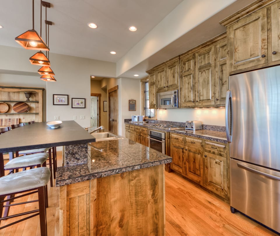 Kitchen / Counter Seating for 4