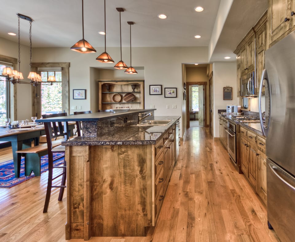 Kitchen & Dining