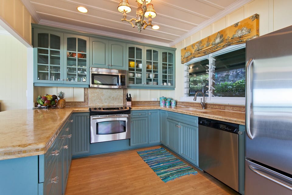 Bright fully appointed kitchen 