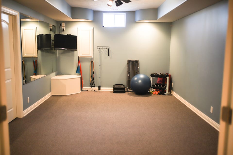 Workout room, stream workouts from youtube.