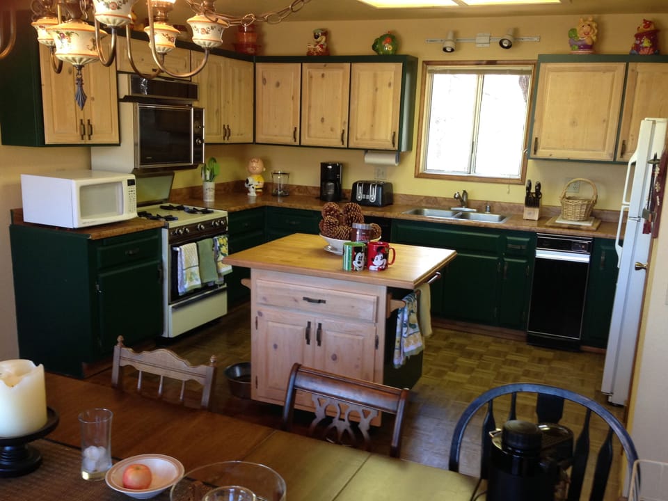 Large kitchen, duel oven, fridge, microwave, BBQ, smoker, everything you need
