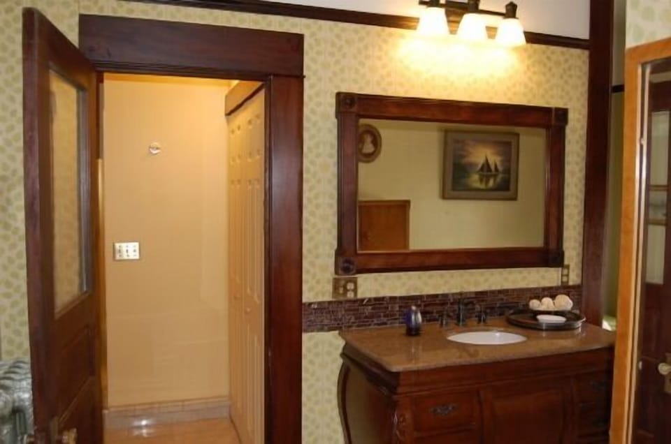 King Suite Bath