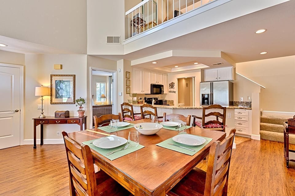 Modern, well furnished, light and bright with hardwood floors