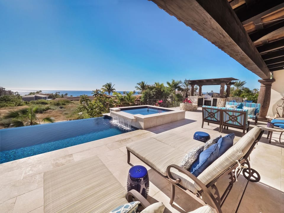 Great infinity pool with oversized jacuzzi. So lovely!