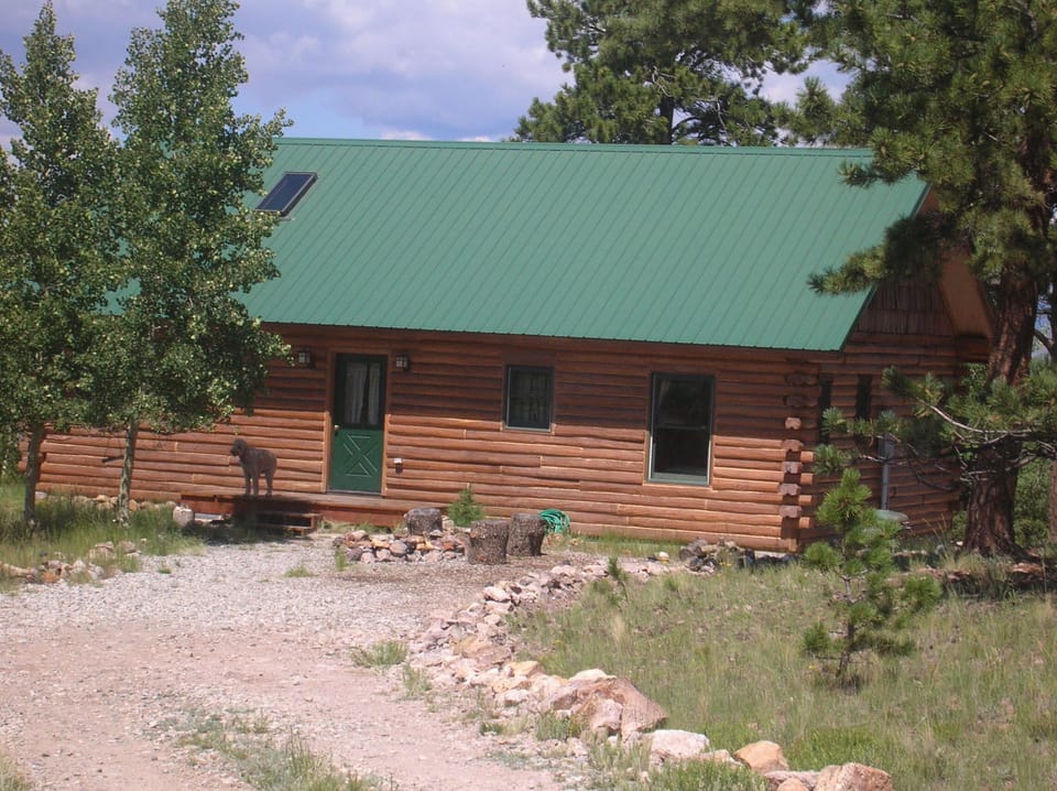Charming, artsy log cabin!  30 Day Minimum Rental.  Enjoy!