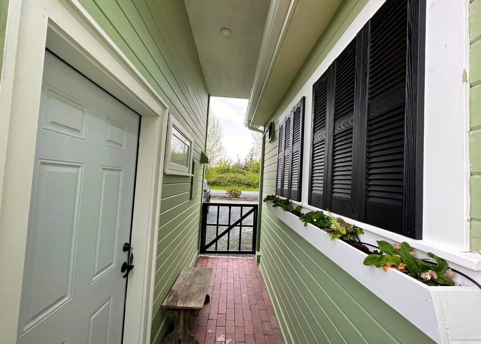 The entrance has easy access to the parking lot.  