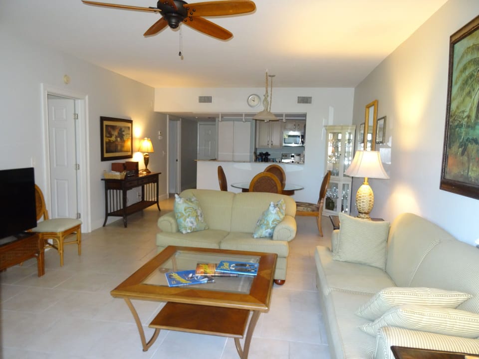 Living Room (from lanai)