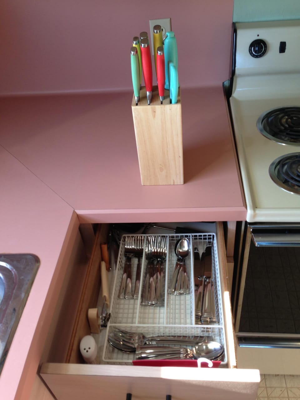 Plenty of utensils.