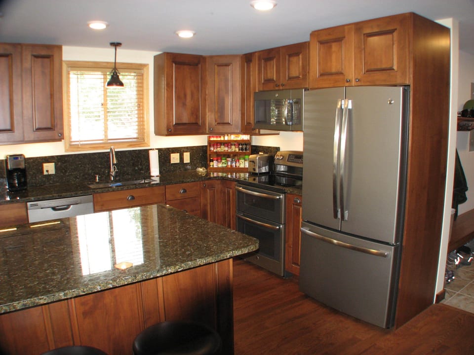 Modern kitchen with double oven, large fridge with icemaker. Spices included!