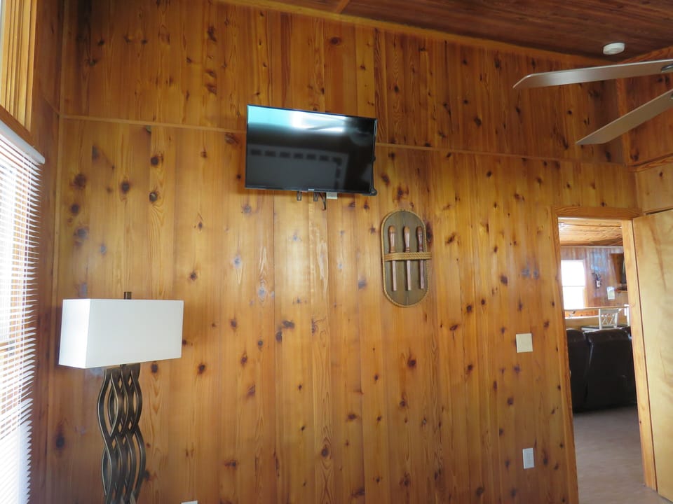 Top floor king master has a smart tv