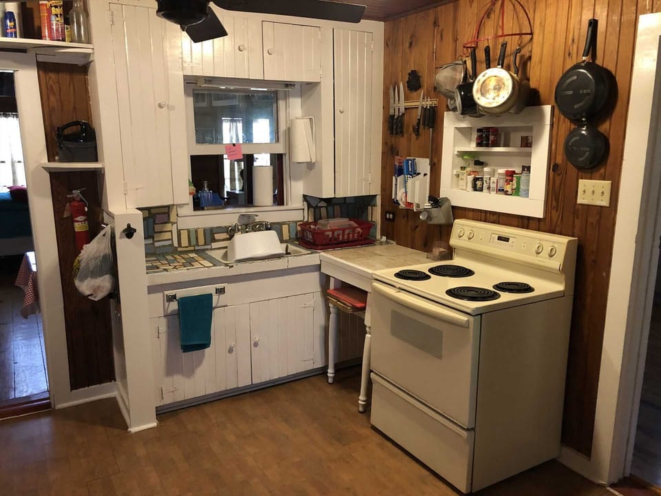From pots and pans to serving ware and glasses, the full kitchen has everything for a great big family banquet!
