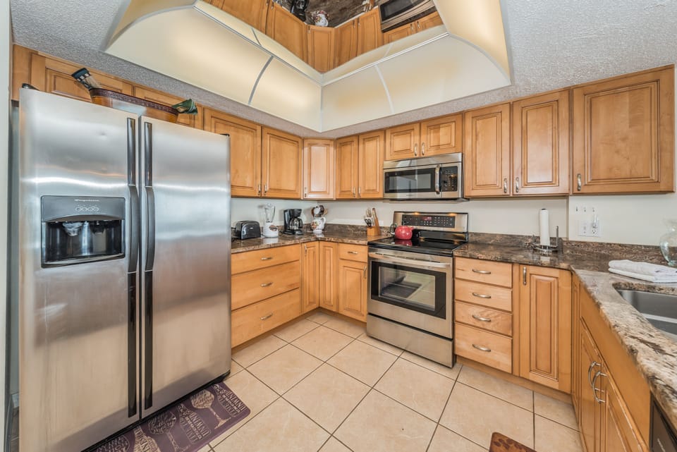 Large Kitchen , new Stove , New  French refrigerator , dishwasher, microwave 