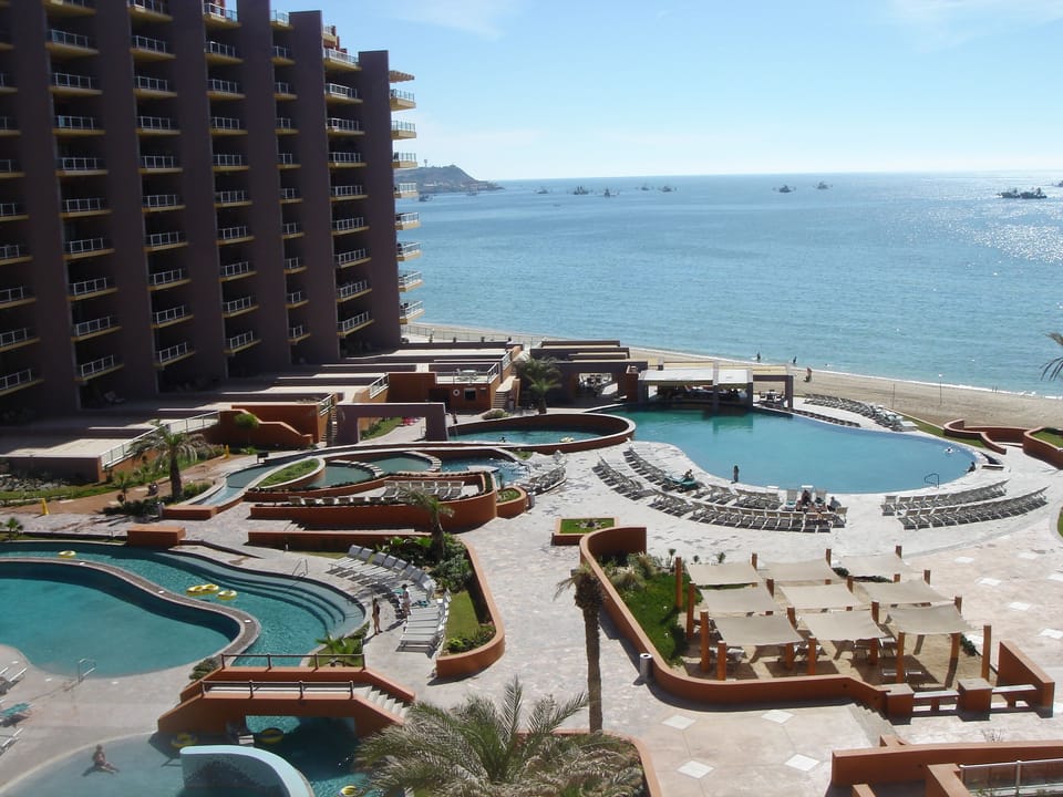 OPALO 508-POOLS-HAMMOCKS-LAZY RIVER