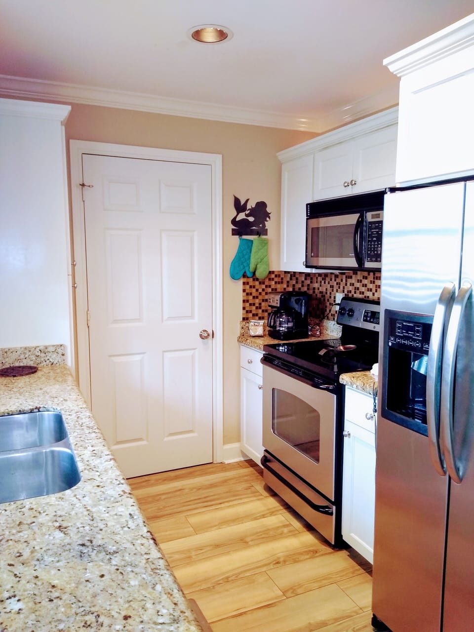 Full kitchen with granie counters, everything you need 