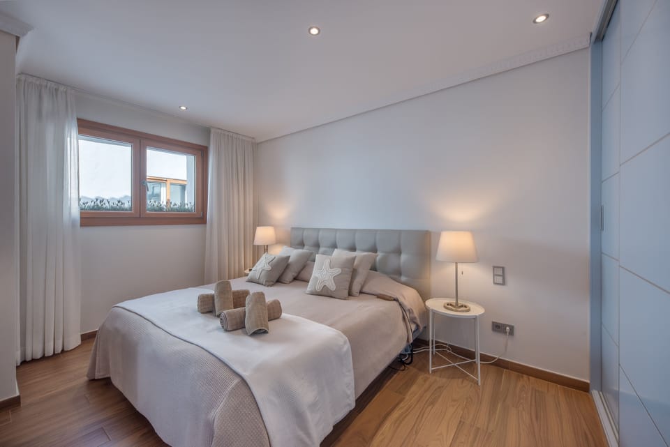 Puerto banus first line with sea and Marina views - bedroom
