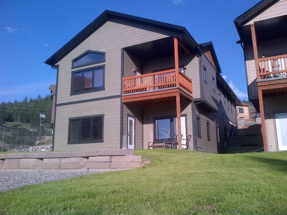 Spectacular view overlooking the Columbia River Valley with lower level walkout.