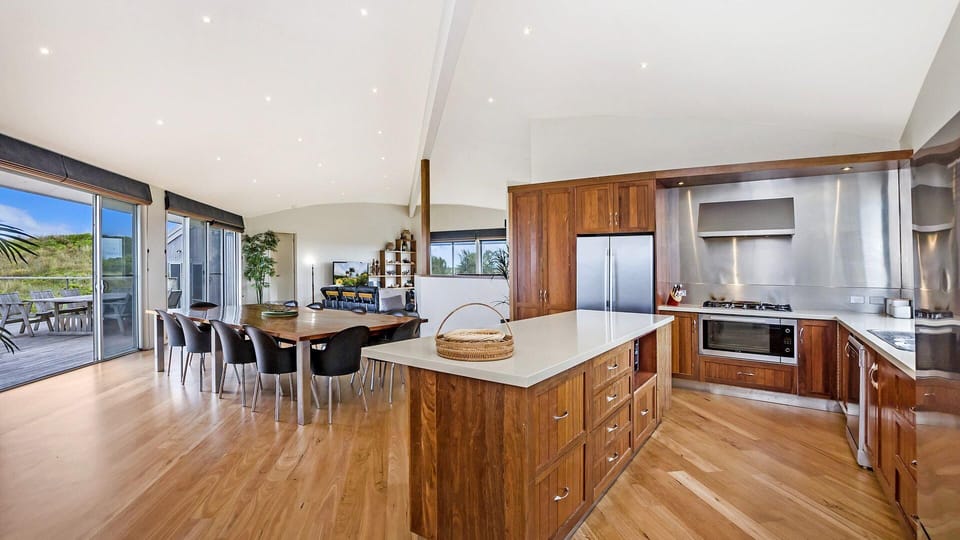 Open Kitchen / Dining Area