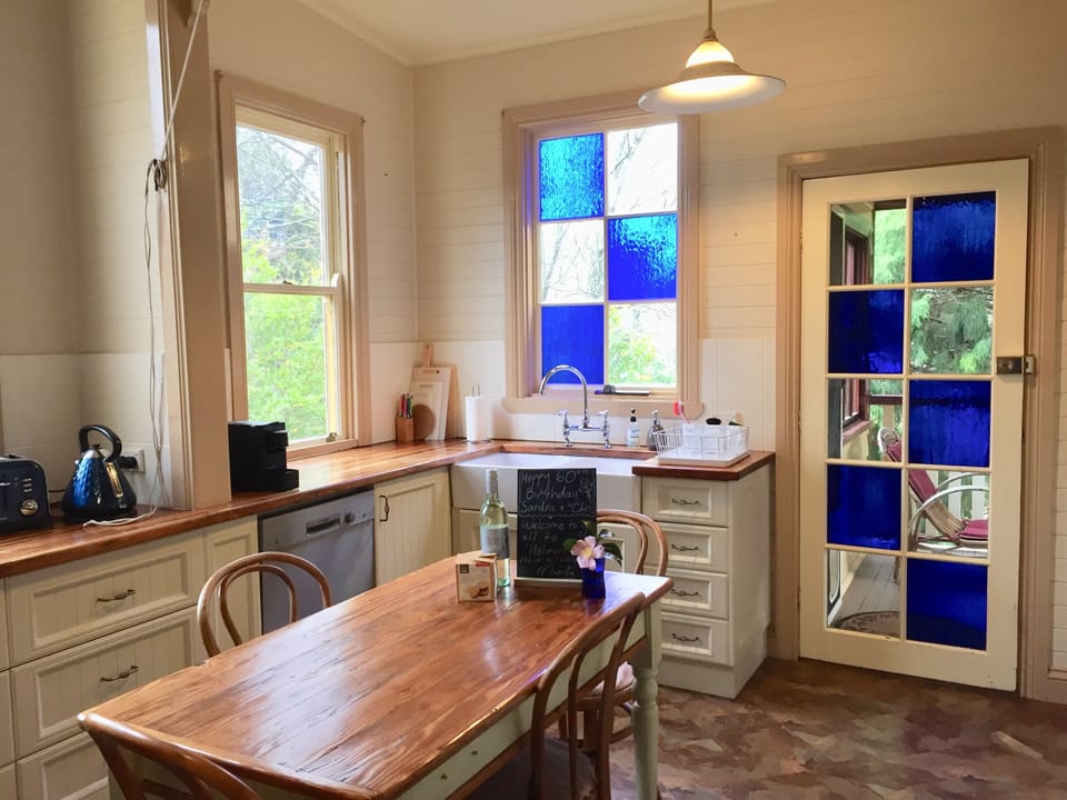 Eat in Country style kitchen equipped with a new Bosch oven & Dishwasher