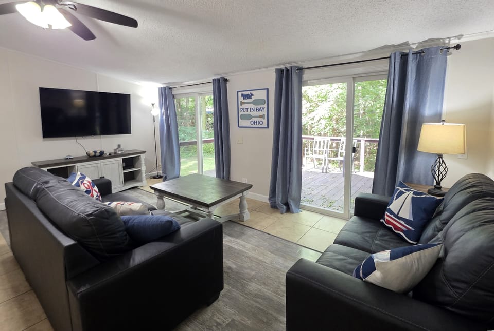 The Easy Yes for Group Trips | 10 ppl | IC97 House in South Bass Island