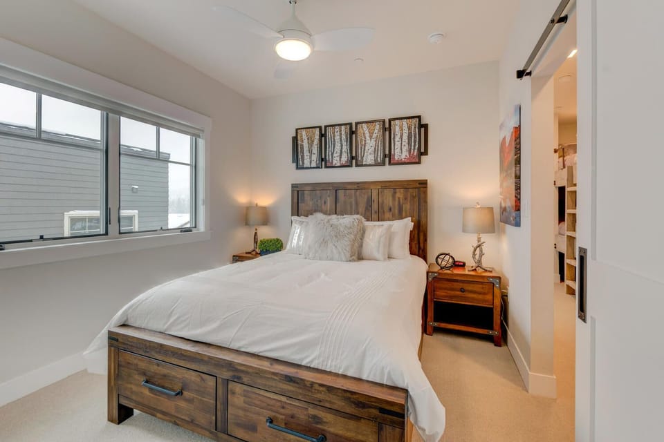 Large Bed, Nightstands, Lamps, and Ceiling Fan.