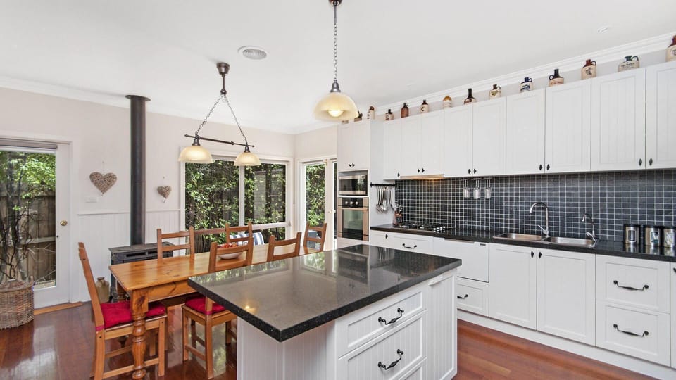 Kitchen / Dining 