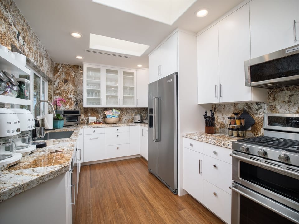 Mango Surf: Newly Renovated & Fully Equipped Kitchen with Additional Bar Seating