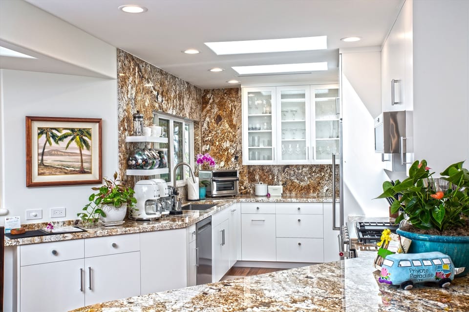 Mango Surf: Newly Renovated & Fully Equipped Kitchen with Additional Bar Seating