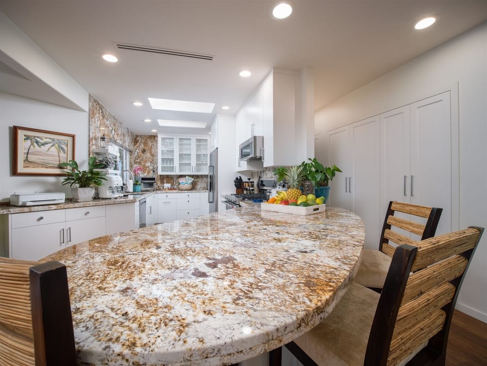 Mango Surf: Newly Renovated & Fully Equipped Kitchen with Additional Bar Seating