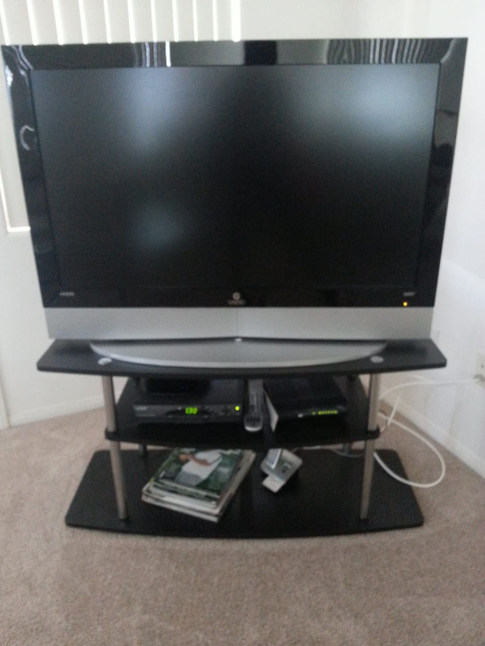 Flat screen 42" TV with cable and WiFi.