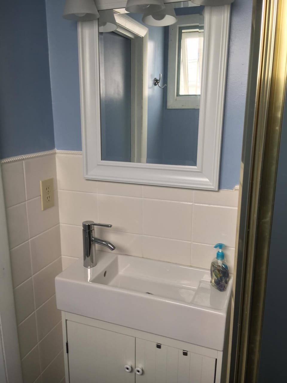 New space saving modern sink and vanity