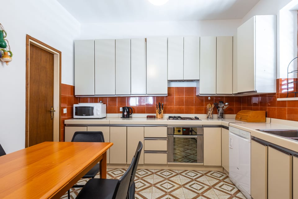 Full Kitchen. 