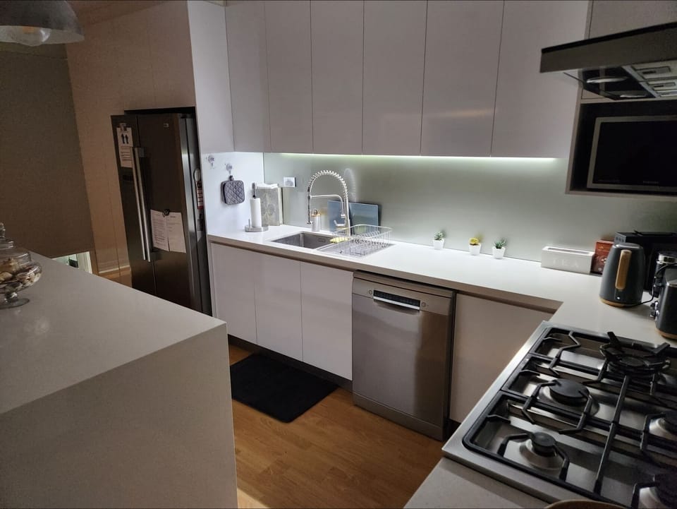 Ample Kitchen oven, gas cooktop, microwave