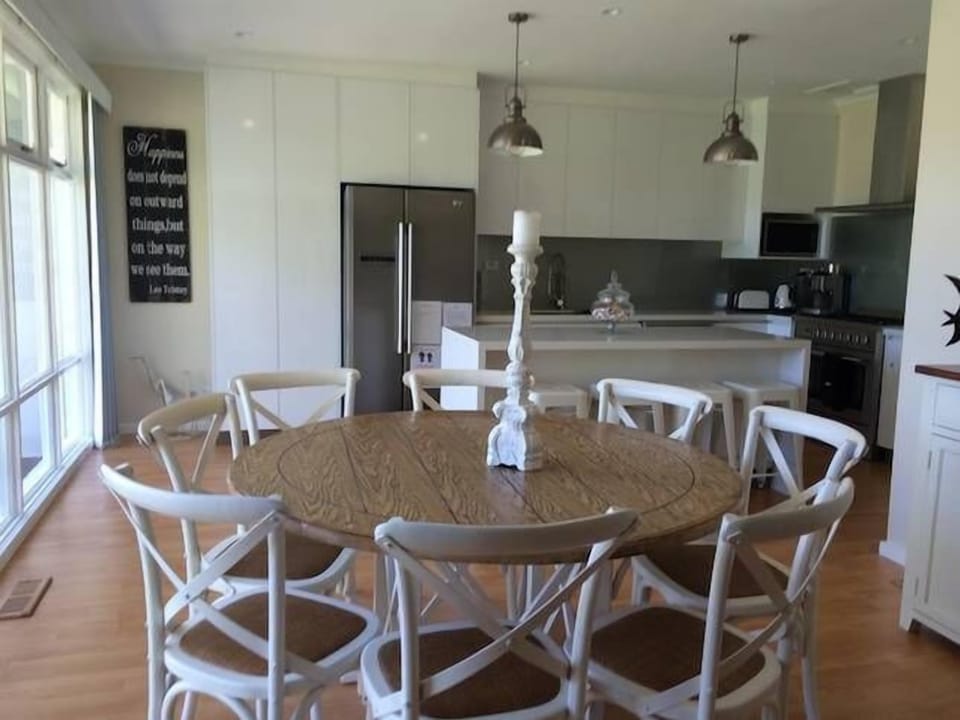Internal dining area, complete with Kitchen Island bench seating too.