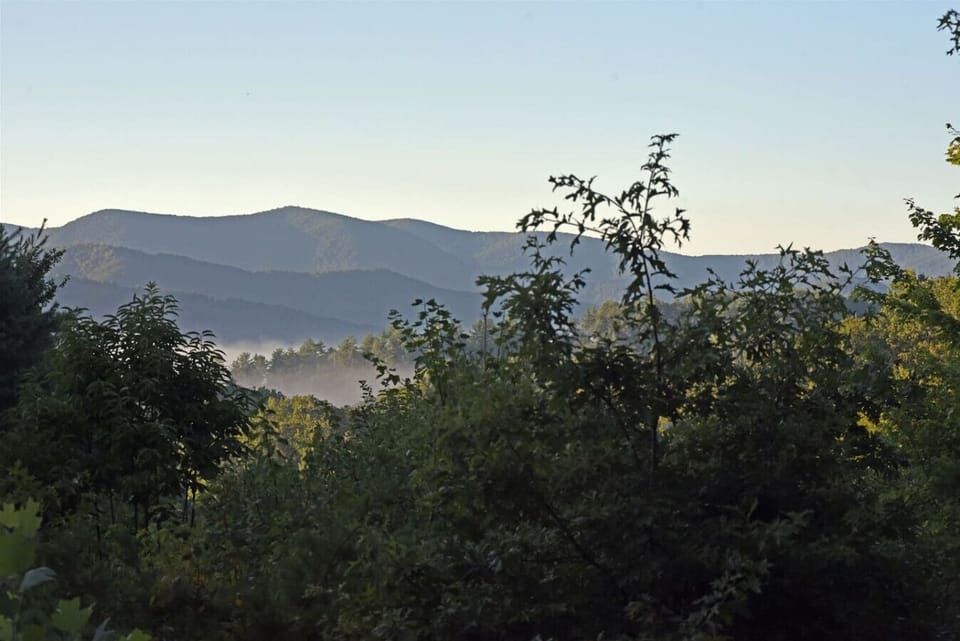 6br/5ba Pet Friendly Blue Ridge cabin rental with mountain view and Hot Tub