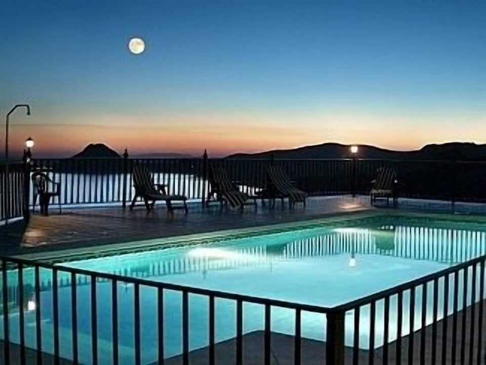 Views of the sunset from the swimmingpool