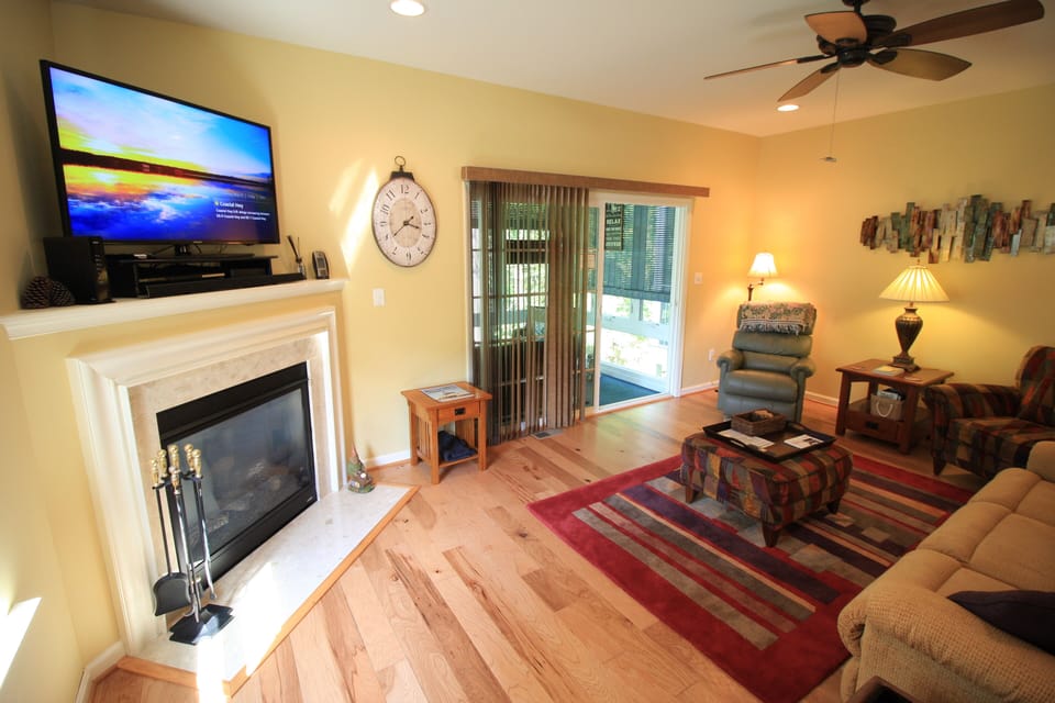 LR area w/ ceiling fan, 50" Smart TV w/ Blue Ray DVD&sound bar. Access2 Netflex