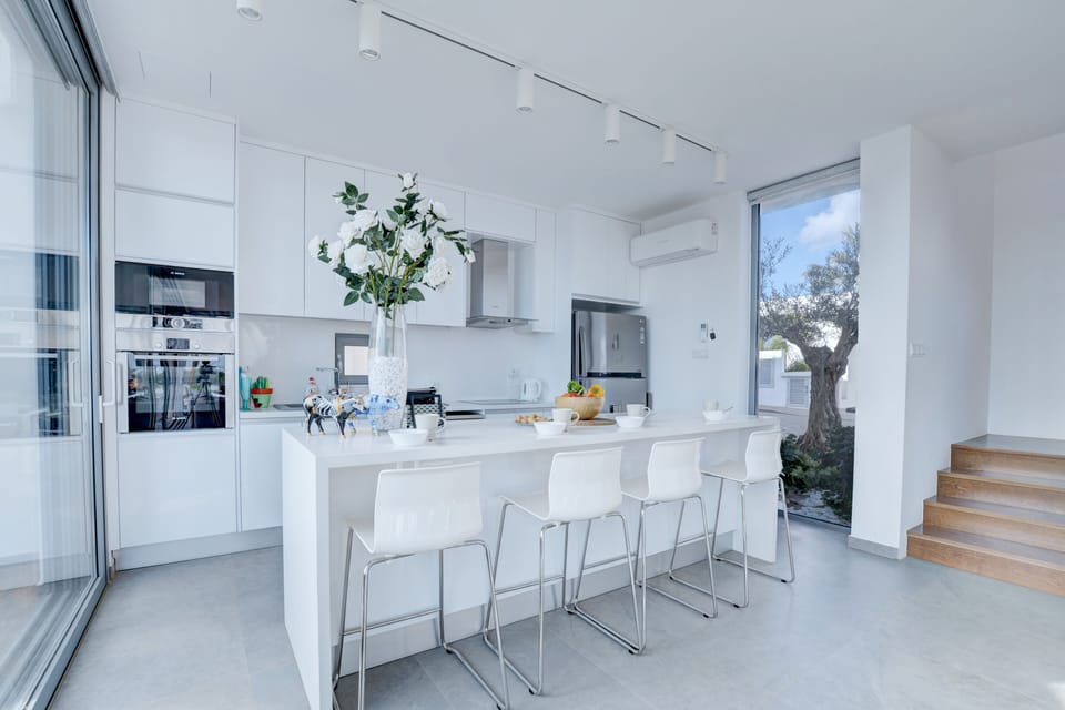 Kitchen with breakfast bar with seating for 4 persons