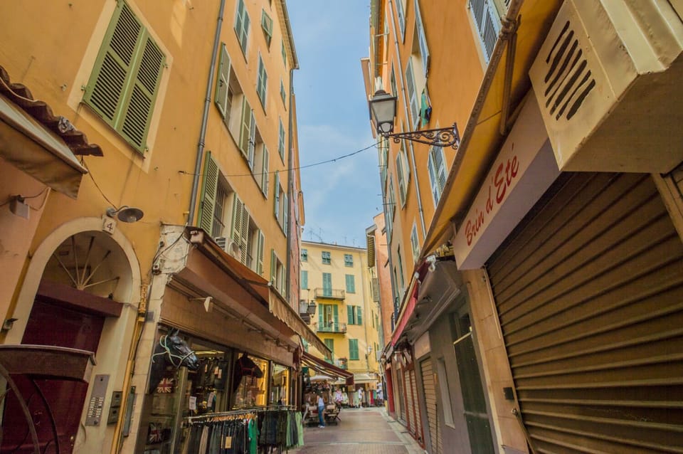 Shops and restaurants closeby