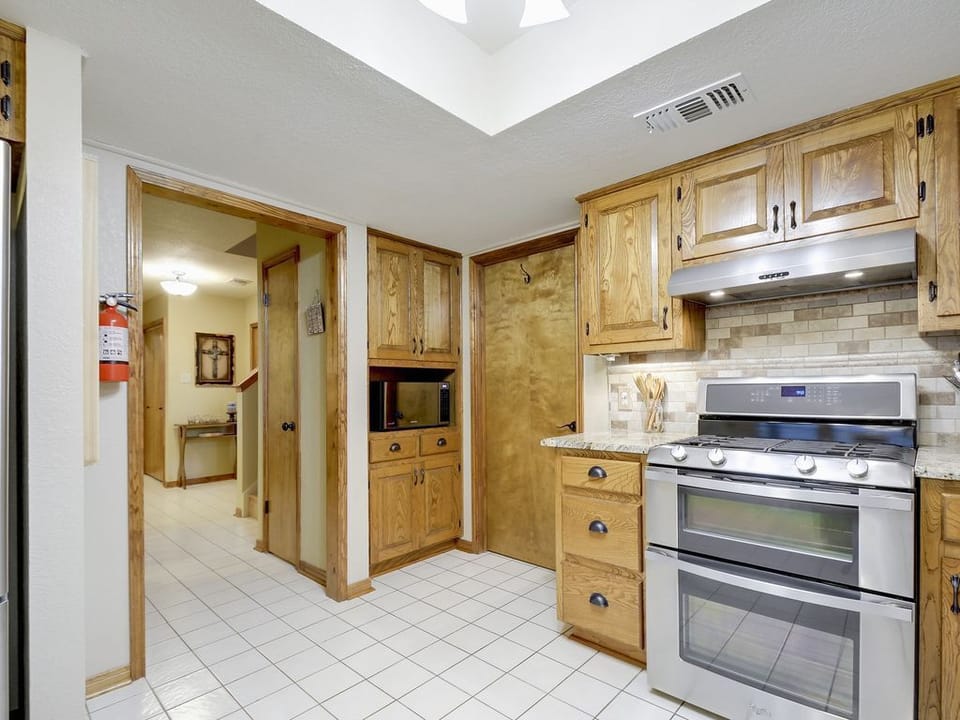 Gas stove/oven and microwave. Fully stocked with utensils and pots and pans.