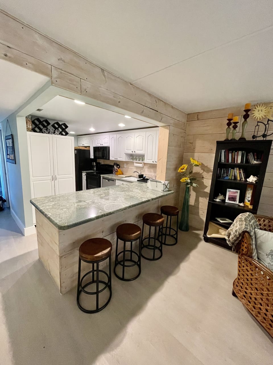 Large Granite Counter perfect for eating in!