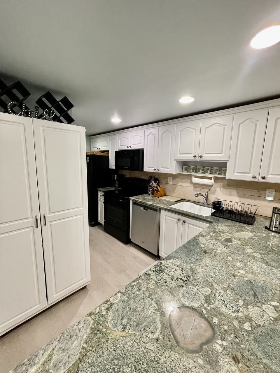 Fully stocked kitchen for your cooking needs!