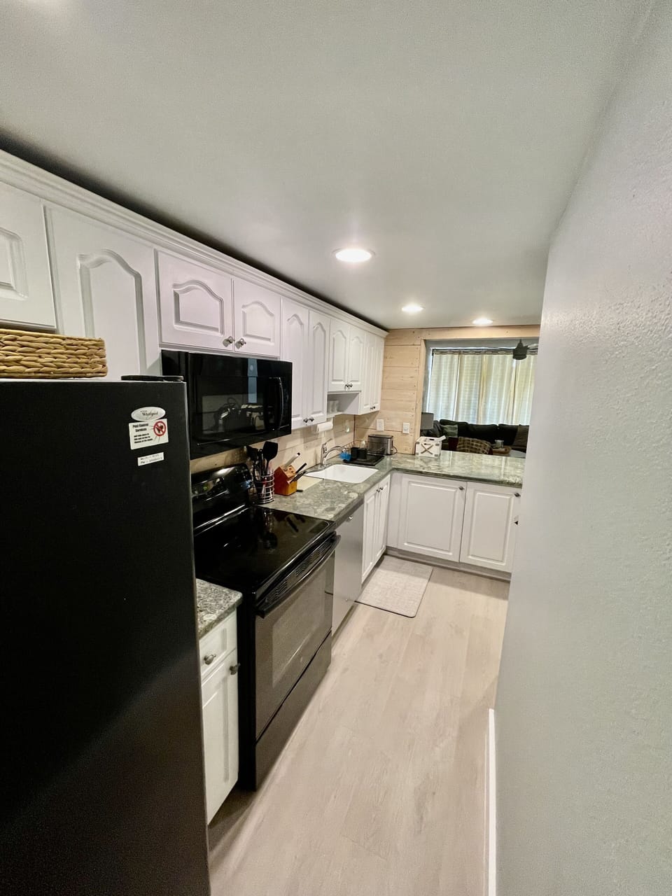 Full size refrigerator/oven and other appliances!Fully stocked kitchen!