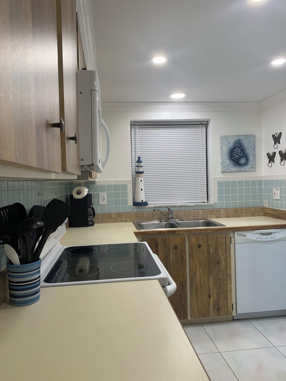 Fully Equipped  Kitchen. Microwave/range/dishwasher/ full refrigerator etc.