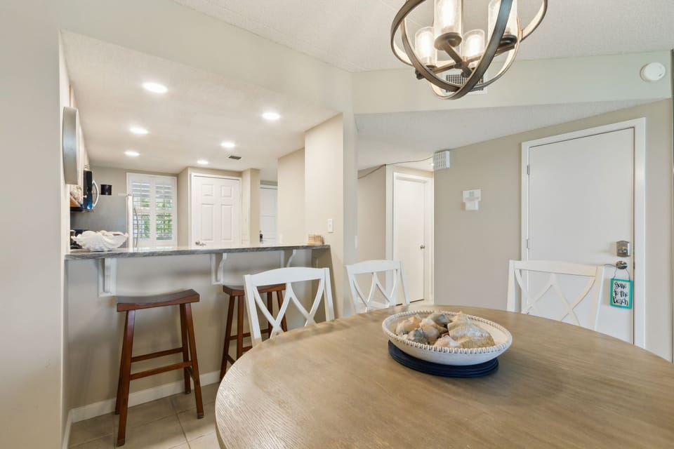Dining Area with Seating for 6 at the Table and 2 at the Barstool Area