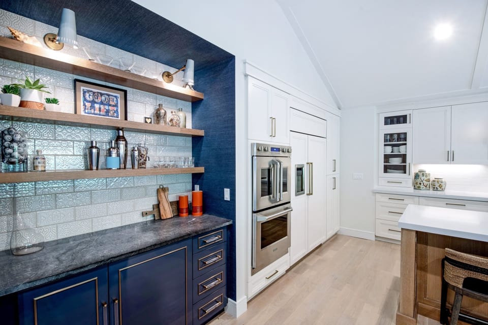 Kitchen and Bar Entertainment Area