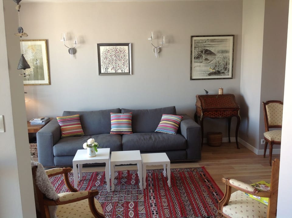 Bright living room: plasma television on left wall