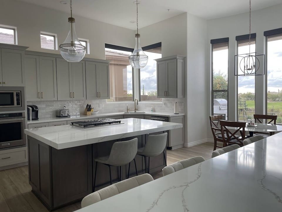 Fully equipped kitchen with seating for 10