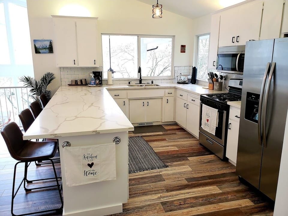 Newly remodeled kitchen with new quartz counter tops and stainless steel app.